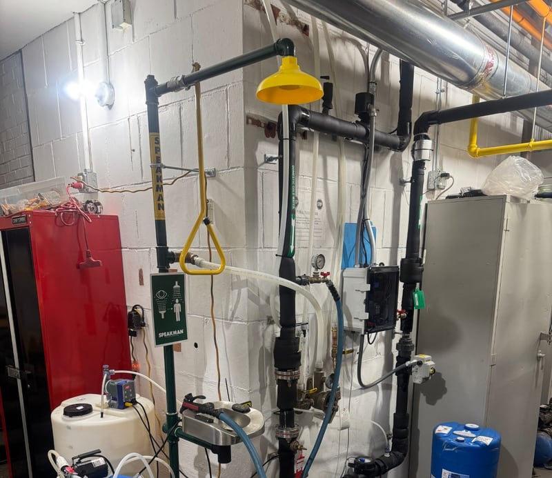 Automatic water shutoff valve with a meter and pressure gauge